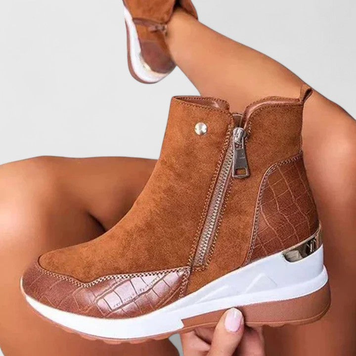 Maele | Women's suede ankle boots with zipper, inner wedge, and non-slip sole