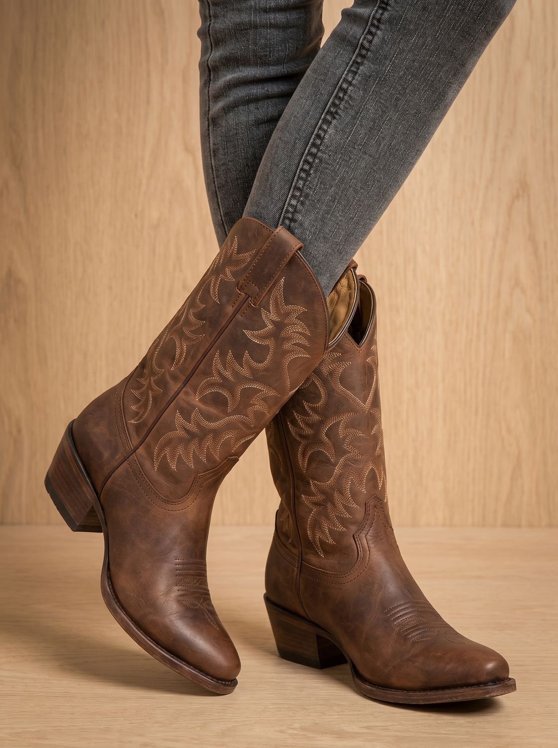 Aria | Botas cowboy bordadas de media caña para mujer con tacón ancho