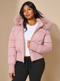 Amelia | Chaqueta plumífera corta y entallada con capucha de pelo sintético para mujer