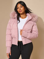 Amelia | Chaqueta plumífera corta y entallada con capucha de pelo sintético para mujer