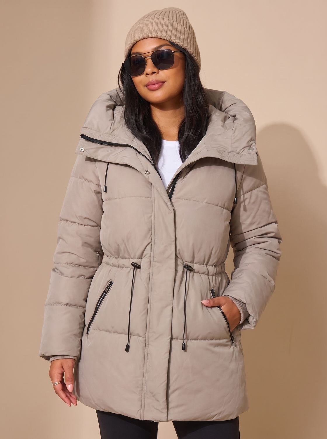 Amelia | Chaqueta plumífera corta y entallada con capucha de pelo sintético para mujer