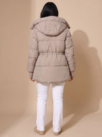 Amelia | Chaqueta plumífera corta y entallada con capucha de pelo sintético para mujer