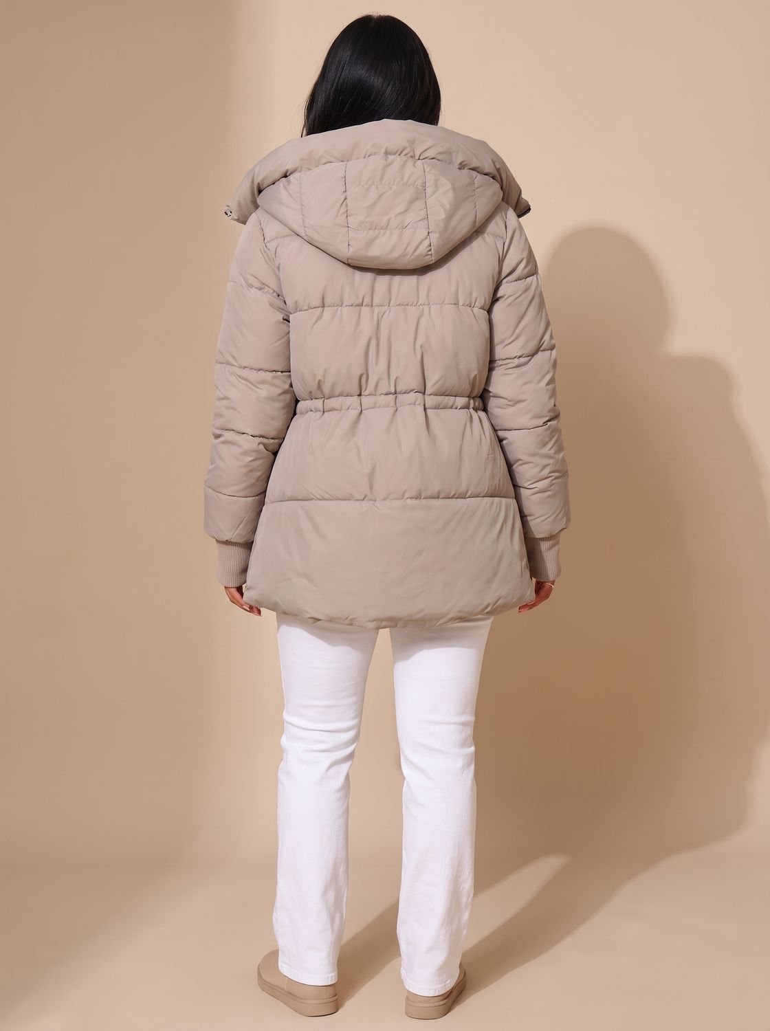 Amelia | Chaqueta plumífera corta y entallada con capucha de pelo sintético para mujer