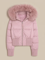 Amelia | Chaqueta plumífera corta y entallada con capucha de pelo sintético para mujer