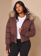 Amelia | Chaqueta plumífera corta y entallada con capucha de pelo sintético para mujer
