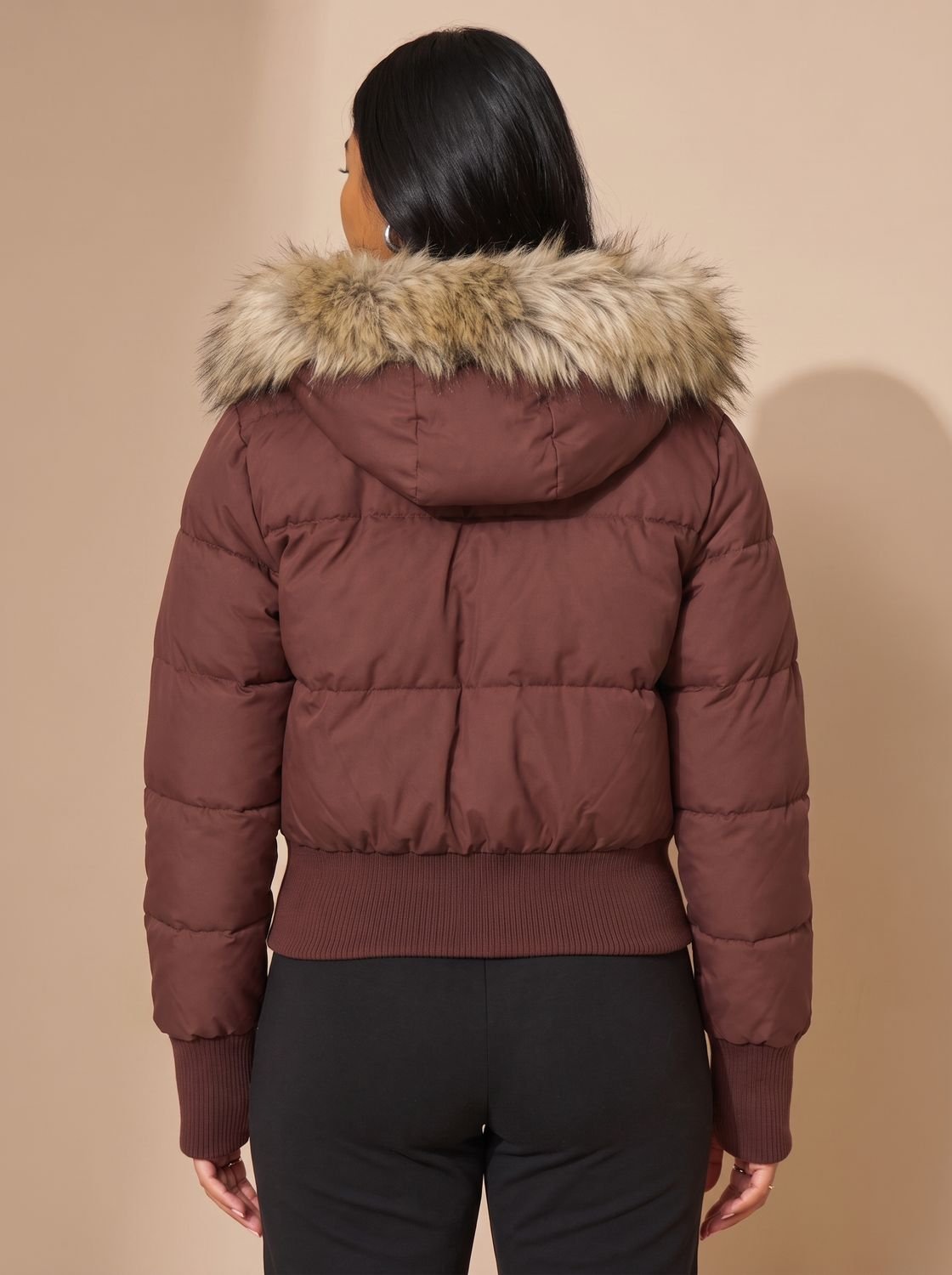 Amelia | Chaqueta plumífera corta y entallada con capucha de pelo sintético para mujer