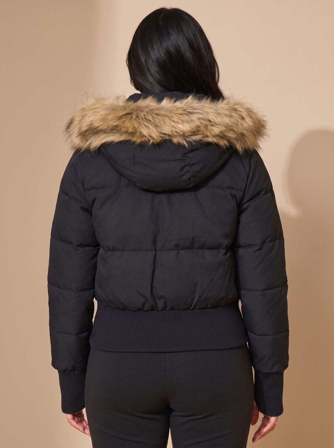Amelia | Chaqueta plumífera corta y entallada con capucha de pelo sintético para mujer