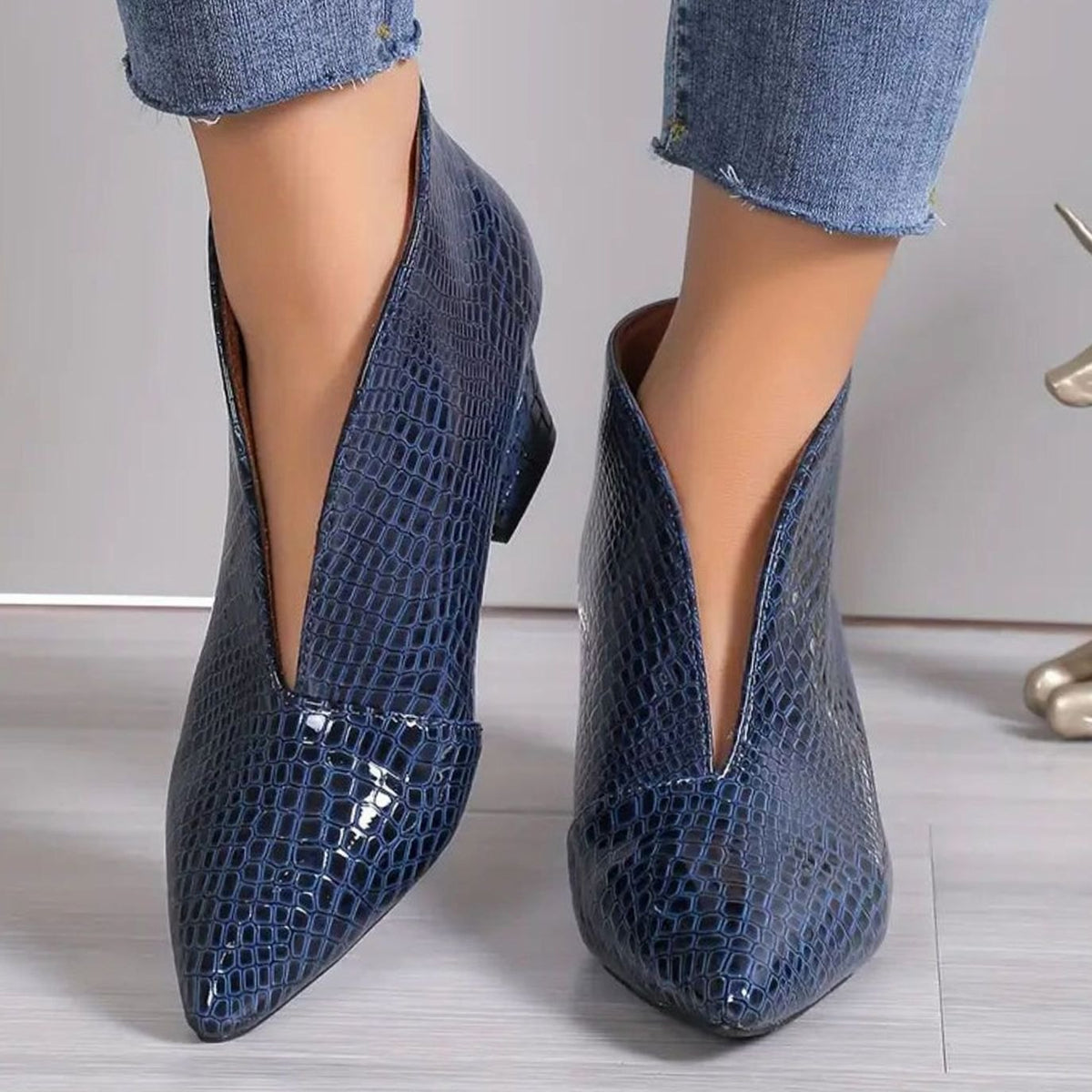 Amelia | Women's reptile-effect ankle boots with V-cut and pointed toe