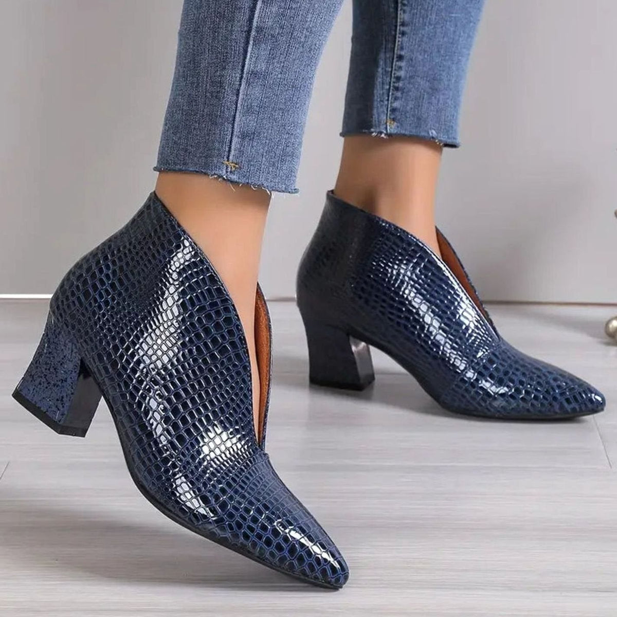 Amelia | Women's reptile-effect ankle boots with V-cut and pointed toe