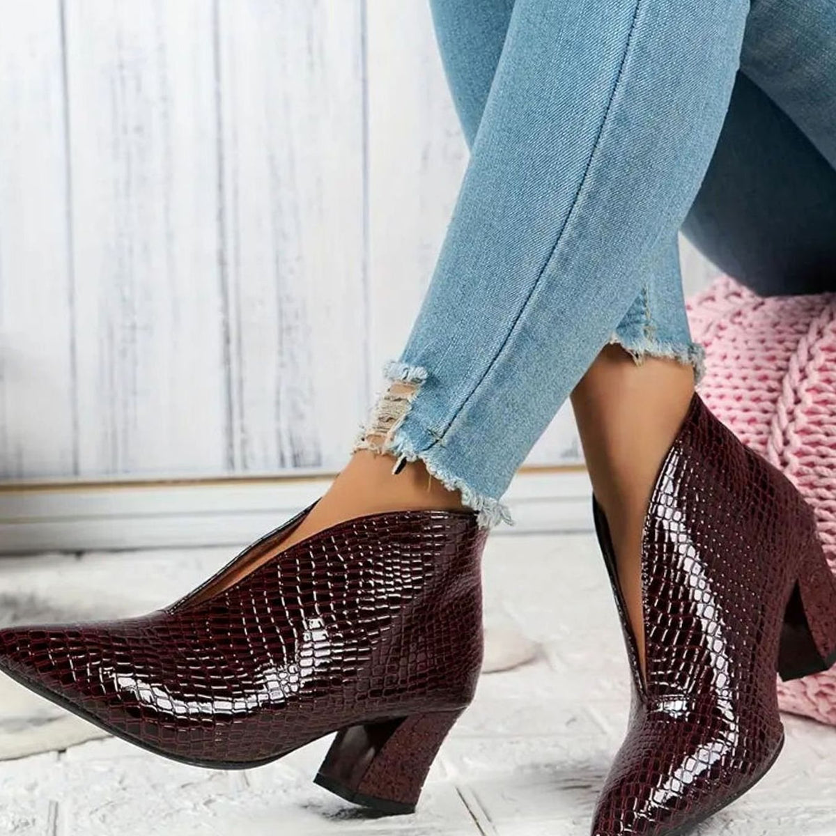 Amelia | Women's reptile-effect ankle boots with V-cut and pointed toe