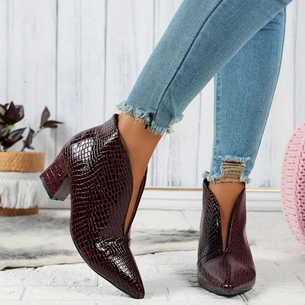 Amelia | Women's reptile-effect ankle boots with V-cut and pointed toe