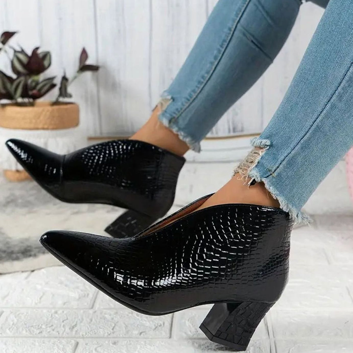 Amelia | Women's reptile-effect ankle boots with V-cut and pointed toe