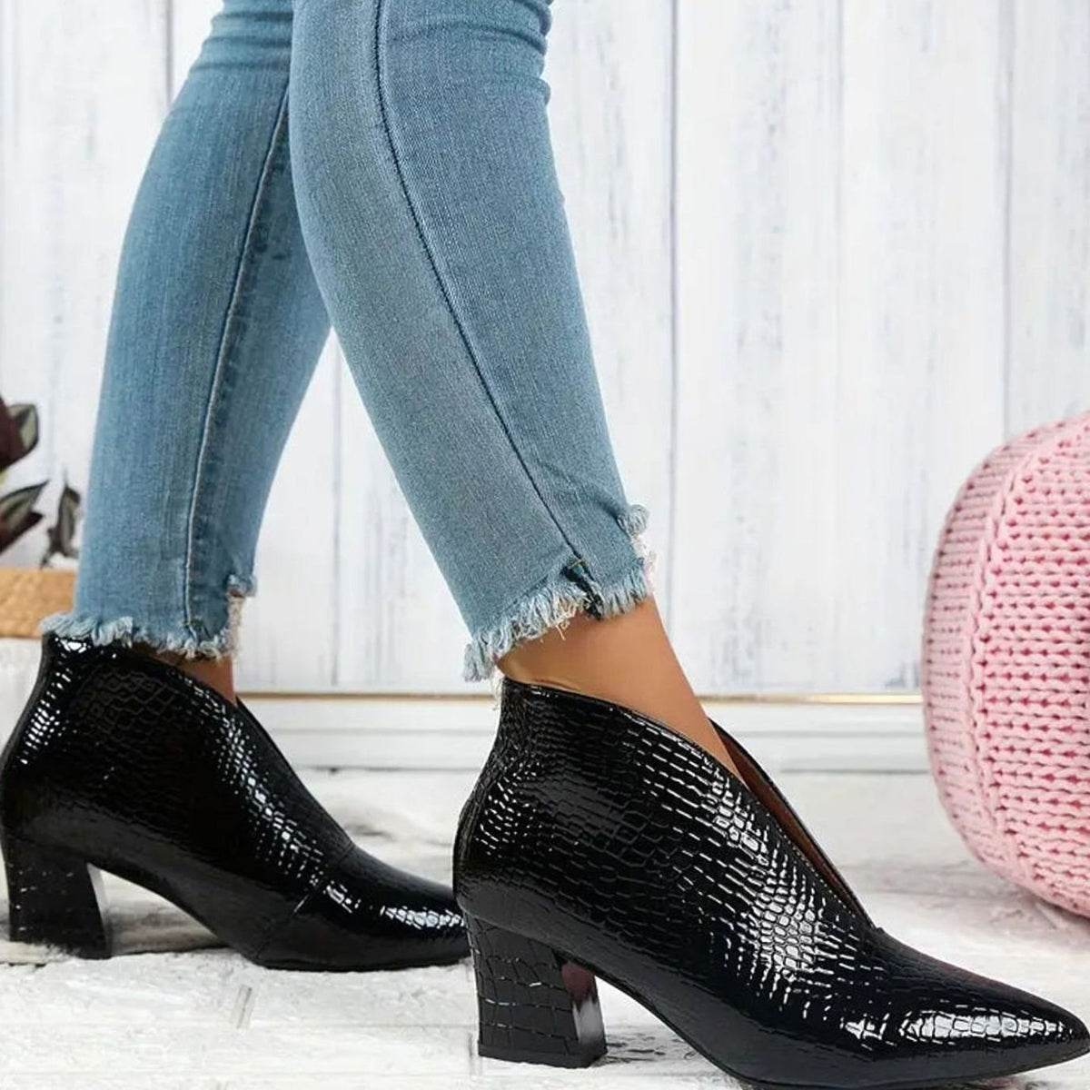 Amelia | Women's reptile-effect ankle boots with V-cut and pointed toe