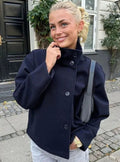 Emma | Abrigo de invierno corto de mezcla de lana con botones y cuello alto para mujer