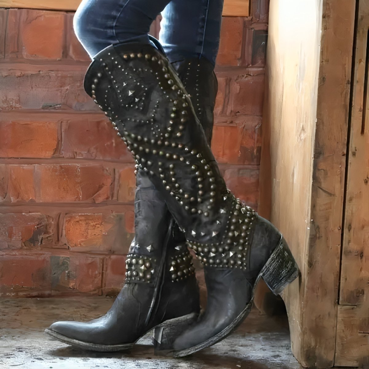 Victoria | Women's western boots with studs, pointed toe and block heel
